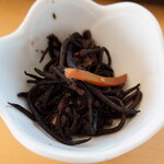 松輪 - 小鉢の一つは”ヒジキの煮物”、甘さを押えた味付けです。