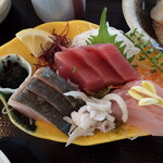松輪 - 刺身皿には、”鰆”、”鮪中とろ”、”金目鯛”に、おまけですと”イイダコ”を付けてくれました。そして”海苔の佃煮”も乗っています。