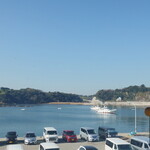 松輪 - お店から望める”江奈湾”、静かな海、漁船が係留されています。右の方には松輪港があります。