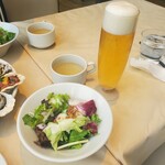 ザ オイスタールーム - サラダ、牡蠣スープ、ビール