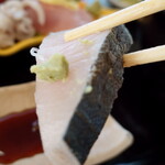 松輪 - ”鰆”は脂が乗っおり、炙ることで脂をほんの少し落としてあり、皮目は香ばしく、美味しいです。