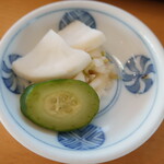 松輪 - ”お新香”は、”キャベツ+ニンジン+ハクサイ”と”キュウリ”、”ダイコン”の浅漬けです。