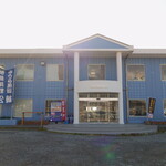 松輪 - お店の正面：松輪港から見るお店