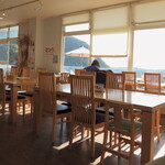 松輪 - 内観：多くのテーブル席が用意されています。海の向いたカウンター席からは素晴らしい海の景観が望めます。