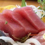 松輪 - ”鮪中とろ”、脂”鮪中とろ”、分厚く切られており、食べ応えがあります。が乗り、ネットリとしており、充分な旨み、とても美味しいお刺身です。
