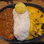 Hassenka - 2種盛(スパイシーチキンカレー/イエローカレー)(890円) + 大盛り(100円)