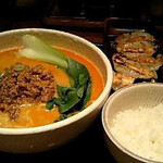 Hokkaidouramendemmaru - 胡麻辛味噌坦々麺（800円）＋餃子（サービス券で無料）＋ご飯（無料）