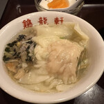 鶏龍軒 - ご飯にスープを入れて、いただきます。