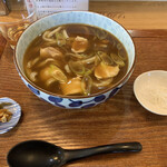 teuchiudommatsuna - 左小皿がビールに付く旨い漬物　右側晒し葱