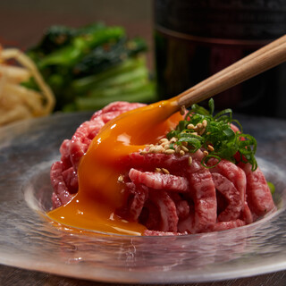 贅沢！厚切A5黒毛和牛を味わい尽くす。焼肉、肉寿司、生肉も。