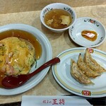 餃子の王将 - 天津炒飯　638円+餃子3個　231円