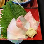 Sushi Sakigake - 令和4年1月 ランチタイム
      魁御膳の小鉢、カンパチ、ヒラメ