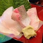Sushi Sakigake - 令和4年1月 ランチタイム
                      魁御膳の小鉢、カンパチ、ヒラメ