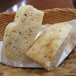 IL PINOLO LEVITA - 焼き立て自家製フォカッチャ　胡麻とチーズ入り