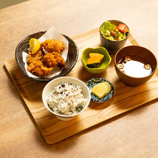 A wide variety of menus are available, including lunch set meals and morning Akashiyaki dishes.