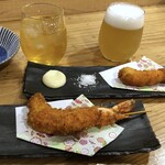 Sushi Sakaba Saji - ◎CRAFTビール(550円）と梅酒(500円）を。グラスは小さ目かしら。 お通しはナント「海老フライ」