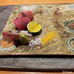 丸新 - 縞鯵､本鮪 赤身､トロ､煽り烏賊の造り