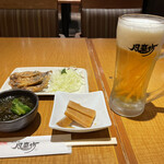 風来坊 - 生ビール中530円にお通し300円にもずく酢290円に名物手羽先唐揚550円を。