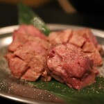 Kuroge Wagyu Utabehoudai Yakiniku Kekkyoku Tare - 