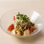 Golden sesame salad with steamed chicken and tofu