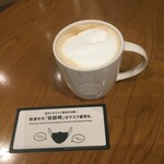 STARBUCKS COFFEE - スターバックスでは、どういう訳か、「ホットカフェラテ」のことを「スターバックスラテ」と呼んでいます。