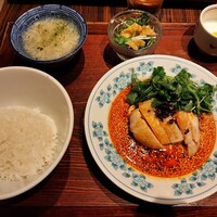 中華旬彩 森本 - 艶々輝くビジュアルにときめく！名物の四川式よだれ鶏セット平日1,200円♪おかわりOKのご飯にスープやサラダ、デザート付き