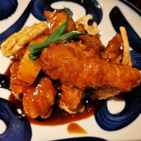 中華旬彩 森本 - ジューシーで柔らかな豚の唐揚げに、甘めの特製黒酢ソースがからむ♪クリスピーなレンコンやごぼうチップス、お芋など根菜も良い食感
