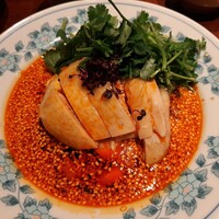 中華旬彩 森本 - しっとりジューシーな蒸し鶏に、絶妙の辛味と酸味の麻辣ダレ♪黒酢ベースに13種類の香辛料や自家製辣油が入り、パクチーやごまが合う！