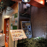 アムダスラビー 東日本橋店 - 20時閉店だからと言ってスタッフのお兄さんが看板を下げている