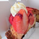 アン フルティエール - トップが何時から並ぶのか調べたくて、オープン3時間前から伺ってみました。買い物終わって並びを見たら最後尾は角を曲がったパン屋前まで伸びてて震えました。