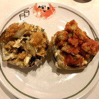 中国飯店 富麗華 - 上海蟹姿蒸し 雄（左） 雌（右） 身をほぐして出してくれる