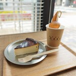 MERCI CAKE - バスクチーズケーキとソフトクリームキャラメルソースがけ