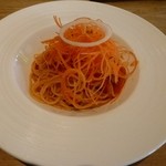 サーラ ビアンキ アル・ケッチァーノ - フレッシュ人参と菰野豚ベーコンのトマトソーススパゲッティ