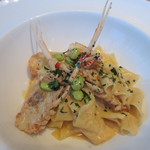 セストセンソ - パッパルデッレ 手長海老と茶豆の軽いトマトクリームソース 