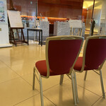 Gurando Nikko Awaji - 朝食ブッフェは入口に椅子があり、席が空くまで座って待機。これは嬉しいかったな〜。