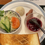 Fujino Sato - モーニングセット630円のトースト、野菜サラダ、ポテサラ、ウインナー、フルーツヨーグルト。