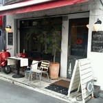 BISTRO POISSON ROUGE - 裏通りの小さなお店です