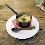 ラ・カント - オニオングラタンスープ　銅製の小鍋で提供。