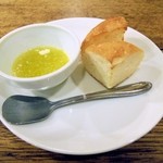 ラ・カント - 自家製のパン　エキストラバージンオイルとパルメザンチーズのソース