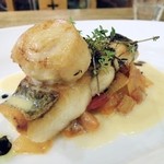 ラ・カント - 天然の帆立貝とスズキをポワレして、白ワインソースとバルサミコソース２種類。ラタトゥーユが添えてありました。