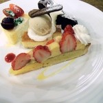 ラ・カント - イチゴのタルトです。お店の紹介などで、ホールの写真が採用されていますよ。