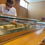 小判寿司 - つけ場と和知慎吾店主(掲載了承済)