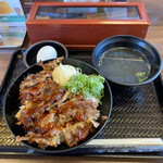 カルビ丼とスン豆腐専門店 韓丼 - 温玉カルビ丼+わかめスープ