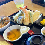 マルトモ水産 鮮魚市場 - こちらは天ぷら定食　タコ飯はプラス料金