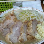 ラーメン二郎 - 小ブタ、ニンニクWとカラメ