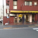 ラーメン二郎 - 外へ出ると待ち一人