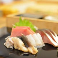 鮨裕 - キレイに盛りつけられたお刺身。