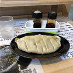 麺日和 - ジャンボ餃子　10倍の大きさ