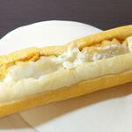 バンデロール - ピクルス入りのタルタルソースと、チリソースの二色使い。ポテトサラダも挟まる