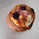 Daily's muffin - ダークチェリー＆クリームチーズ＠340円